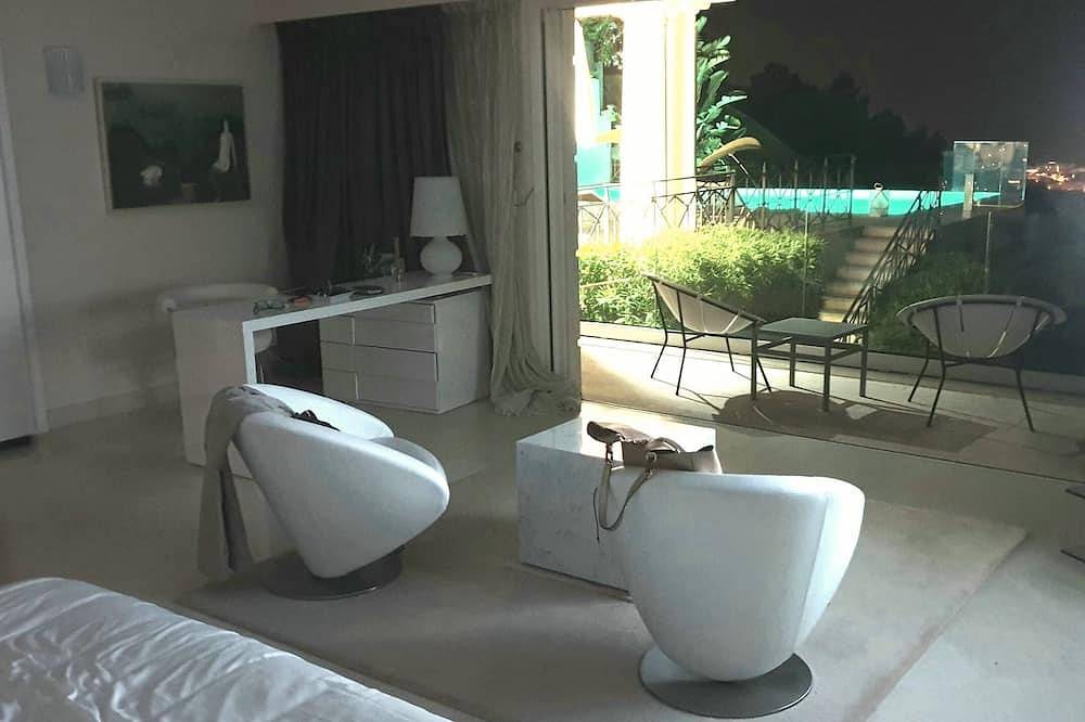 Villa Contemporaine 12 persons (secured) in Le Cannet, Cannes region