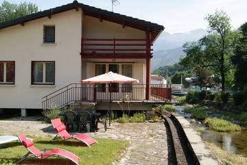 Gîte pour 7 personnes, avec balcon ainsi que jardin et piscine à Aston