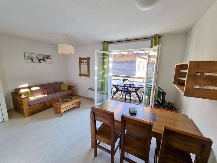 Appartement de vacances pour 6 personnes, avec balcon ainsi que vue et piscine, animaux acceptés