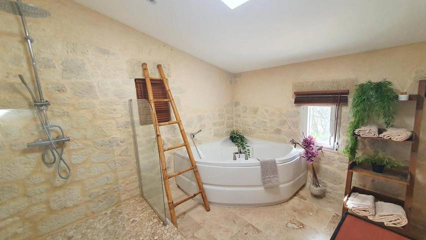 Gîte pour 2 personnes, avec terrasse et vue ainsi que jardin et piscine à Alba-la-Romaine - 3