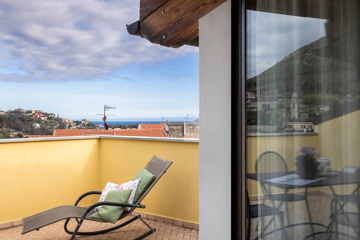 Appartamento intero, Appartamento 'Mandarino Agriturismo La Ferla' con vista mare, terrazza privata e aria condizionata in Toirano, Riviera di Ponente