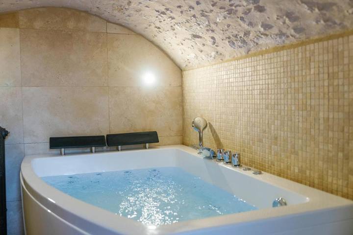 Location de vacances pour 4 personnes, avec Jacuzzi et Terrasse ainsi que Jardin et Sauna à Bullion (homonymie)