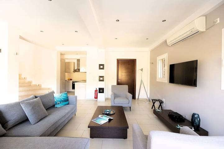 Private Sunrise Villa with Pool & Garden – 5 mins walk to Beach, Peaceful Escape in Poros (Lefkada), Greece