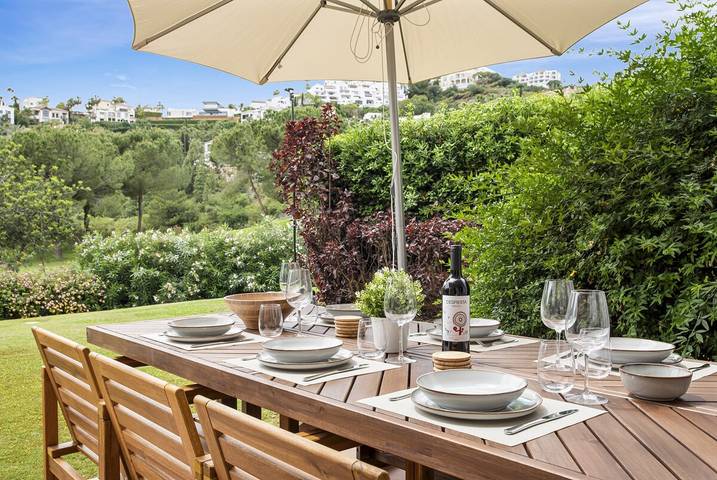 Entire apartment, La Vida Dorada | Garden - Pool - Terrace in Los Arqueros Golf and Country Club, Benahavís