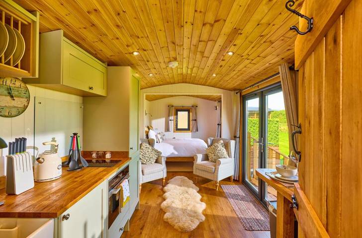 Glamping for 2 people, with view and terrace as well as garden in Malvern Hills