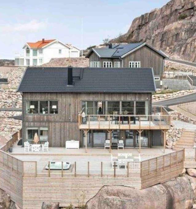 Ferienhaus für 9 Personen, mit Balkon und Whirlpool sowie Terrasse und Garten in Bovallstrand
