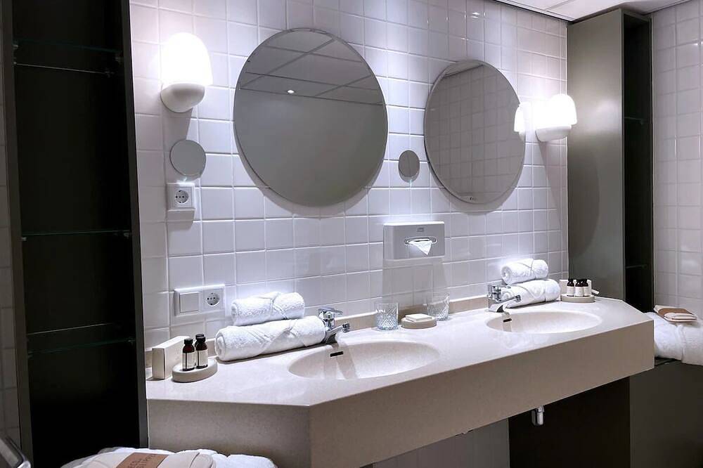 Relaxing Stay with On-site Restaurant, Pool, Free Parking, & Peaceful Atmosphere in Zeist, Bestuur Regio Utrecht