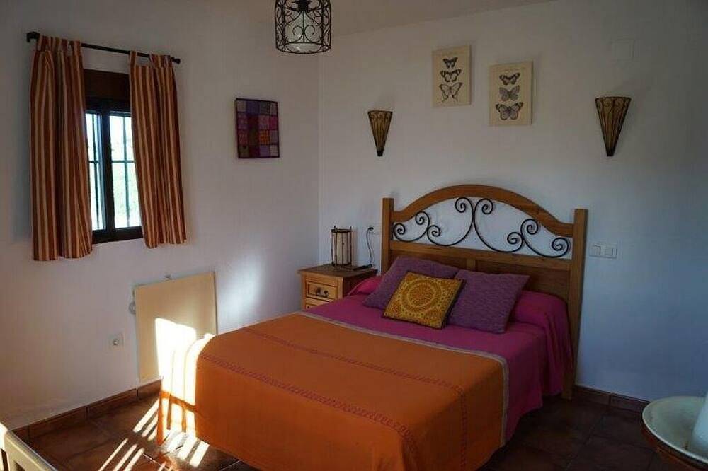 Casa rural el  recreo , tiene una amplia zona, con juegos para los mas pequeños in El Gastor, Pueblos Blancos