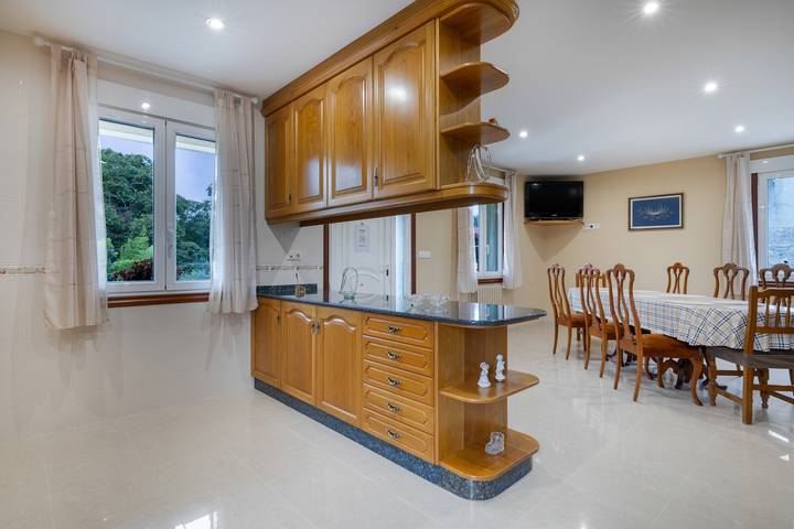 Vacation Home 'Pomba' with Mountain Views, Private Terrace, and Wi-Fi in Vilanova de Arousa, Pontevedra Province