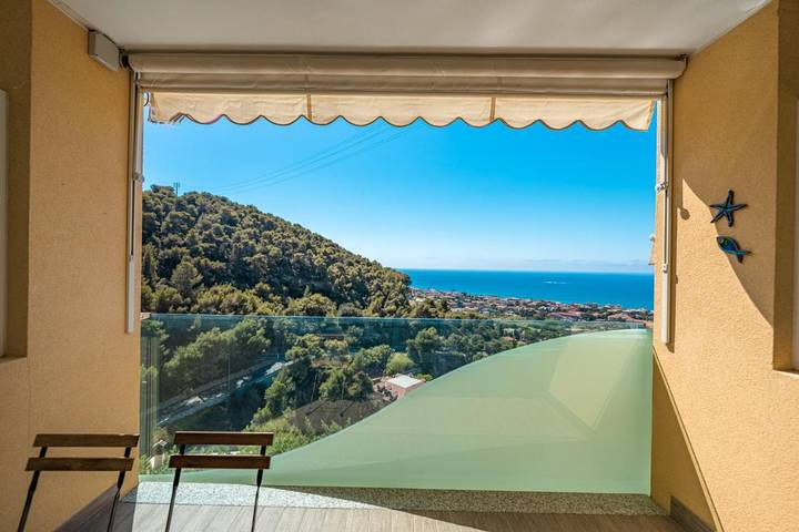 Gîte pour 2 personnes, avec Terrasse ainsi que Piscine et Vue à Vallecrosia