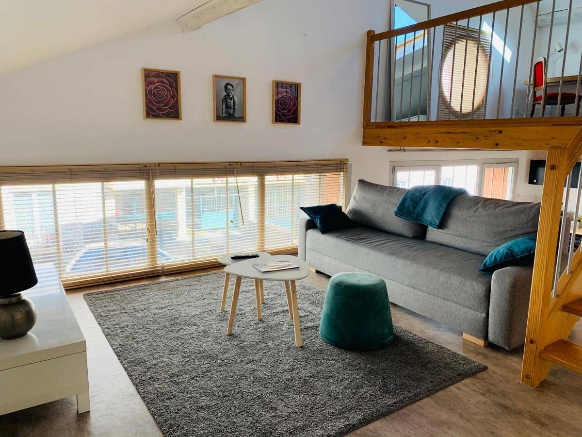 Appartement entier, Loft 60m2 2-4 personnes avec garage et wifi 3 Rue St Joseph St Etienne proche centre-ville in Saint-Étienne, Loire