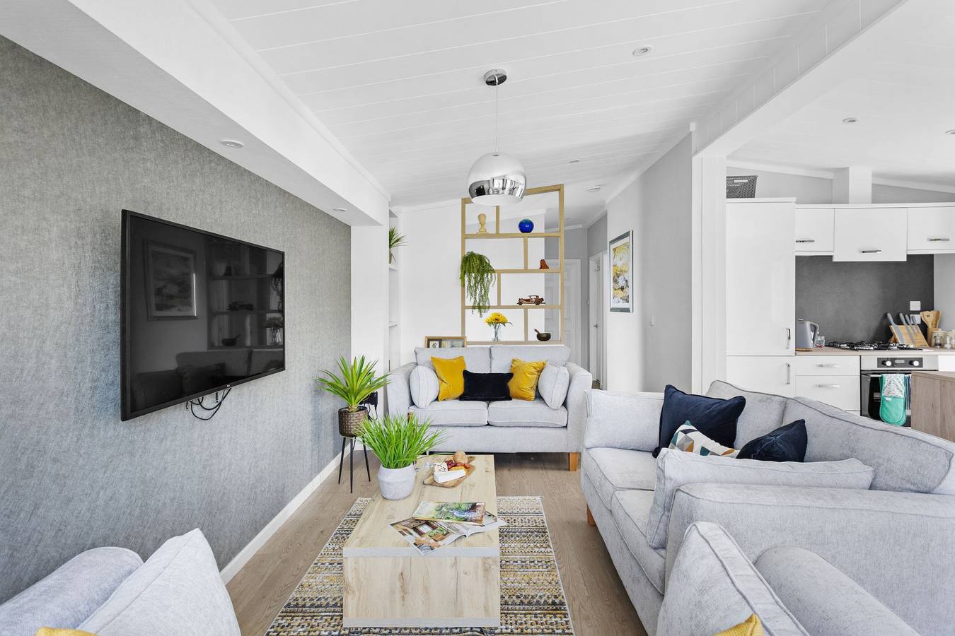 Cherry Lodge, 14 Roadford Lake Lodges in Broadwoodwidger, Devon