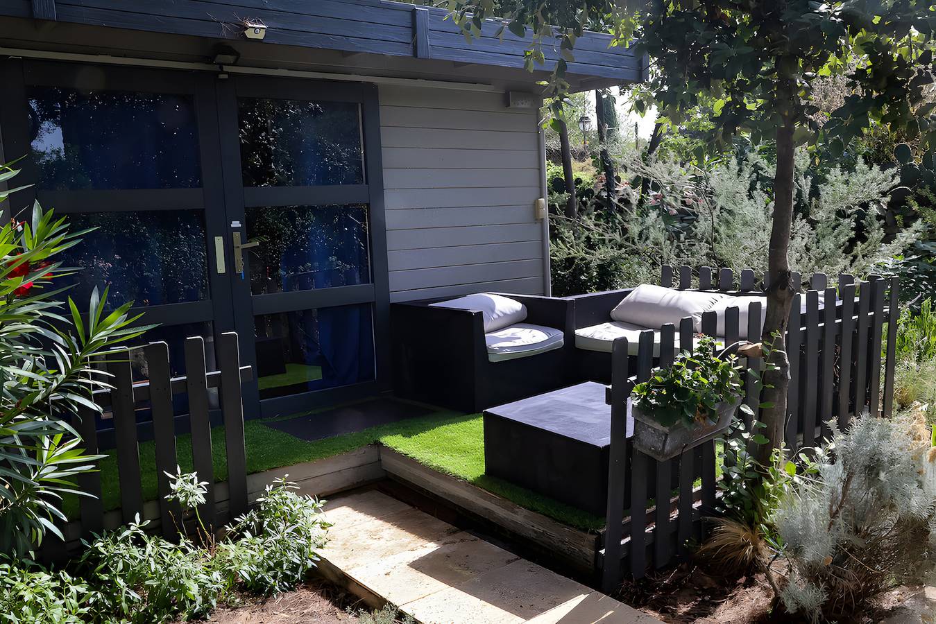 Chambre d'hôtes 'Bleu' avec piscine partagée, terrasse privée et climatisation in Nîmes, Région de Nîmes