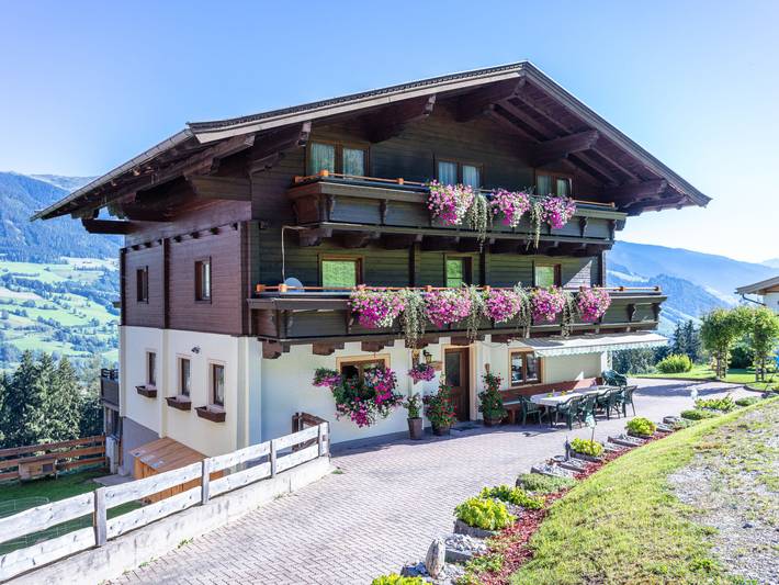 Ferienhaus für 24 Personen, mit Balkon und Terrasse sowie Garten in Uttendorf