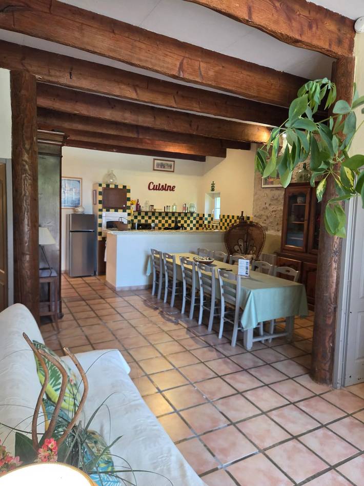 Ferieleilighet for 4 personer, med badebasseng og terrasse i tillegg til hage i Arles