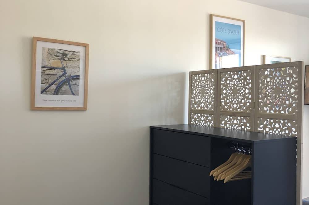 Entire apartment, Studio 800 m from the beach and close to the beginnings in Saint-Cyr-sur-Mer, Mediterranean Coast (France)