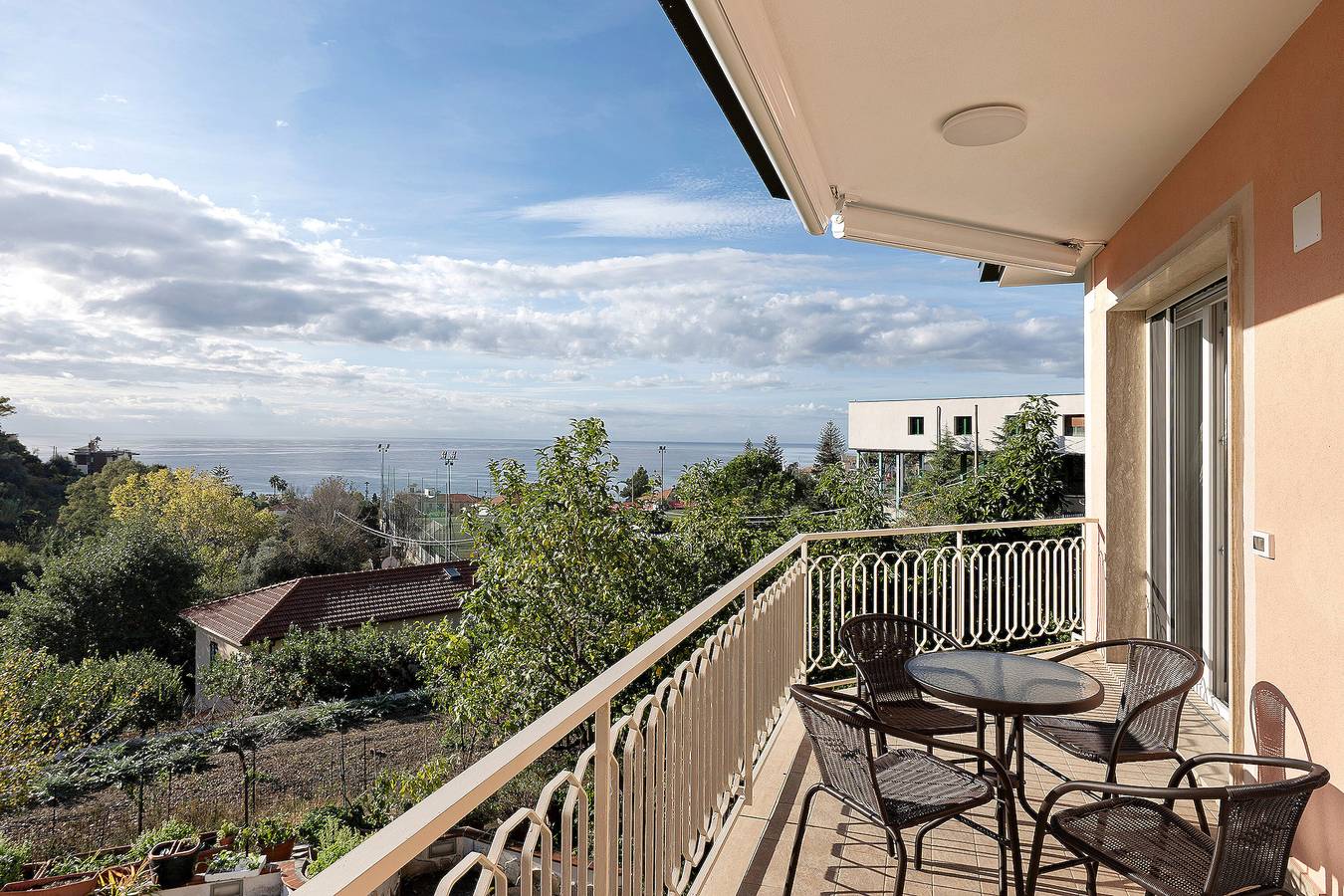 Ferienhaus 'Casa Alizia' mit Meerblick, Wlan und Klimaanlage in Ospedaletti, Ospedaletti Gemeinde