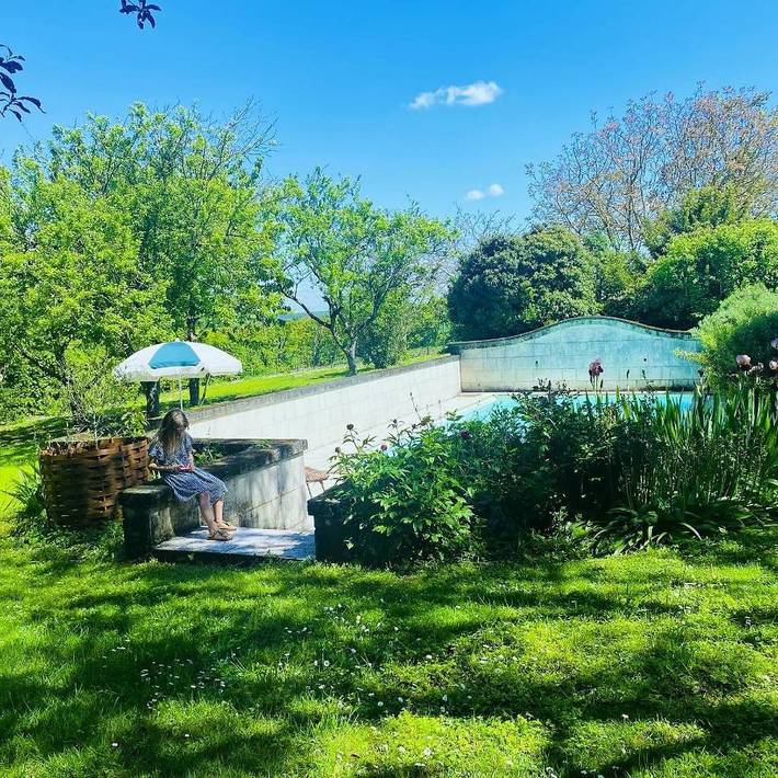 Location de vacances pour 4 personnes, avec piscine ainsi que vue et jardin à Ligré