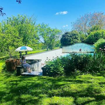 Gîte pour 4 personnes, avec piscine ainsi que jardin et vue à Ligré