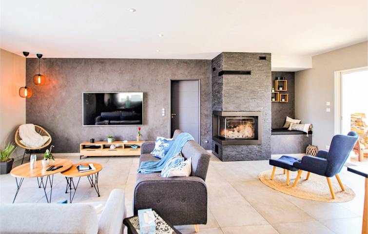 157 sqm apt avec parking, piscine, jardin et WiFi près de La Gère in Pont-Évêque, Région de Vienne