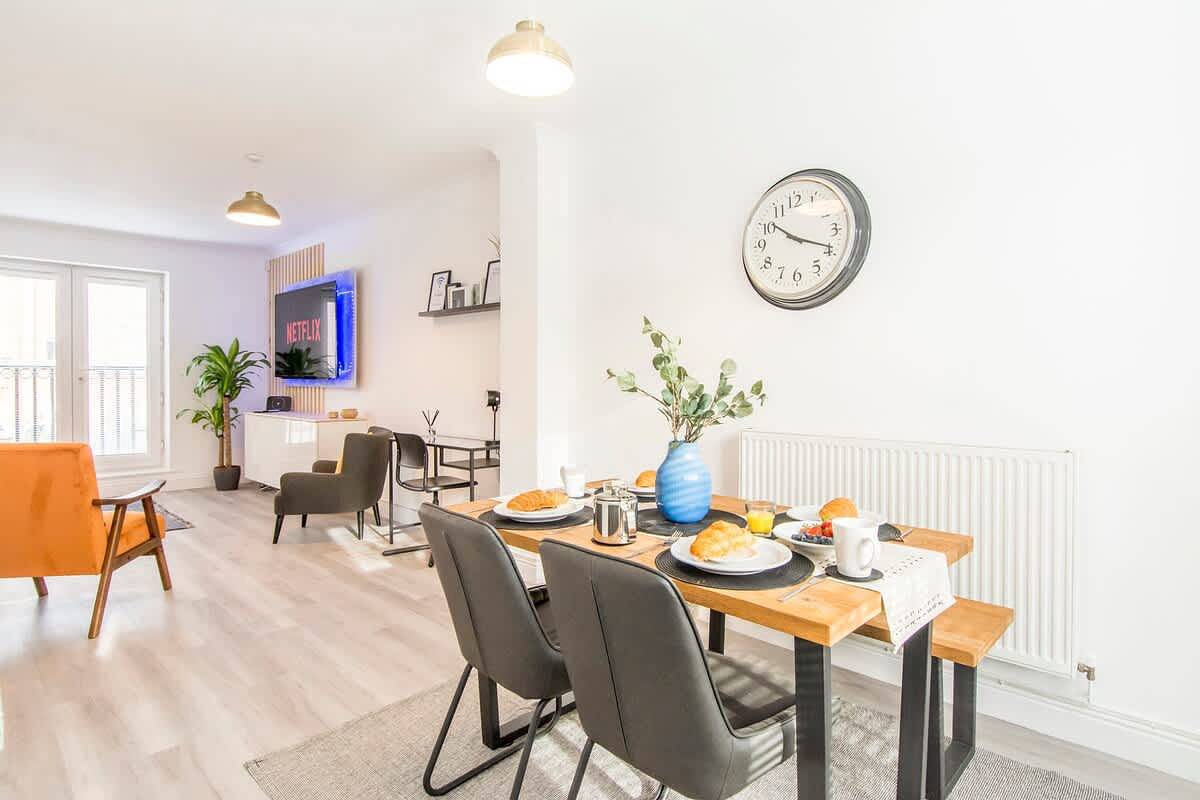 Host & Stay | Davies Close in Harborough, Leicestershire