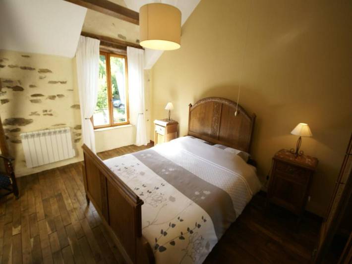 Location de vacances pour 6 personnes, avec piscine et jardin à Sussac