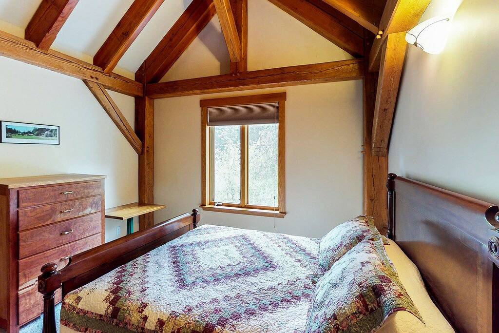 Kabine mit eigenem Whirlpool, Gourmetküche, handgefertigten Holzdetails, in der Nähe von Skifahren in Girdwood, Anchorage