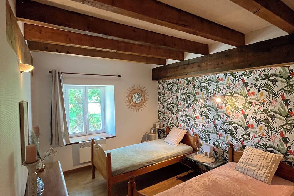 L'Ostal Large gite sleeps 8 in Mur-de-Barrez, Massif Central