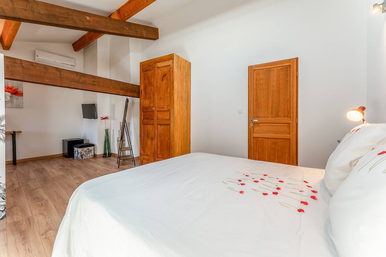 Bed & Breakfast „Chambre Coquelicot“ mit Wlan und Klimaanlage in Domazan, Nimes und Umgebung