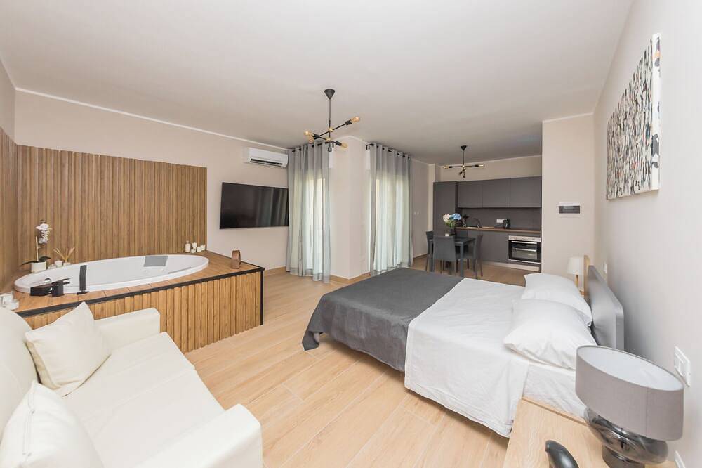 Entire apartment, Jacuzzi Suite with Sea View near Amalfi Coast & Naples in Ercolano, Vesuvio National Park