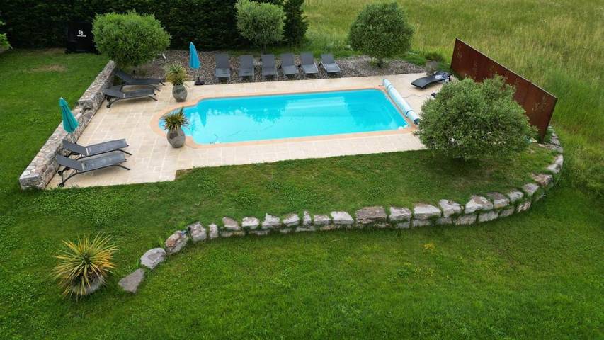 Location de vacances pour 18 personnes, avec jardin ainsi que piscine et vue à Ampus