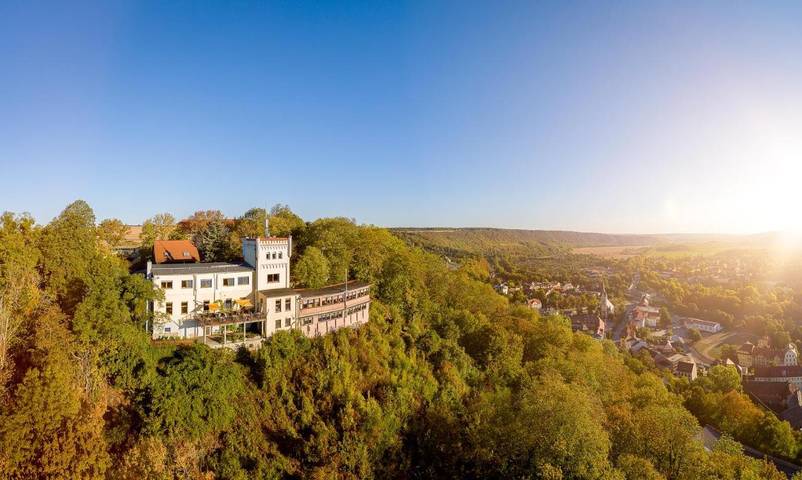 Hotel, mit Terrasse und Garten sowie Pool und Sauna