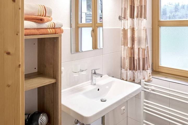 Ganze Wohnung, Sonnige Ferienwohnung 1 mit Balkon und Blick auf Garten und Berge in Lunz am See, Mostviertel