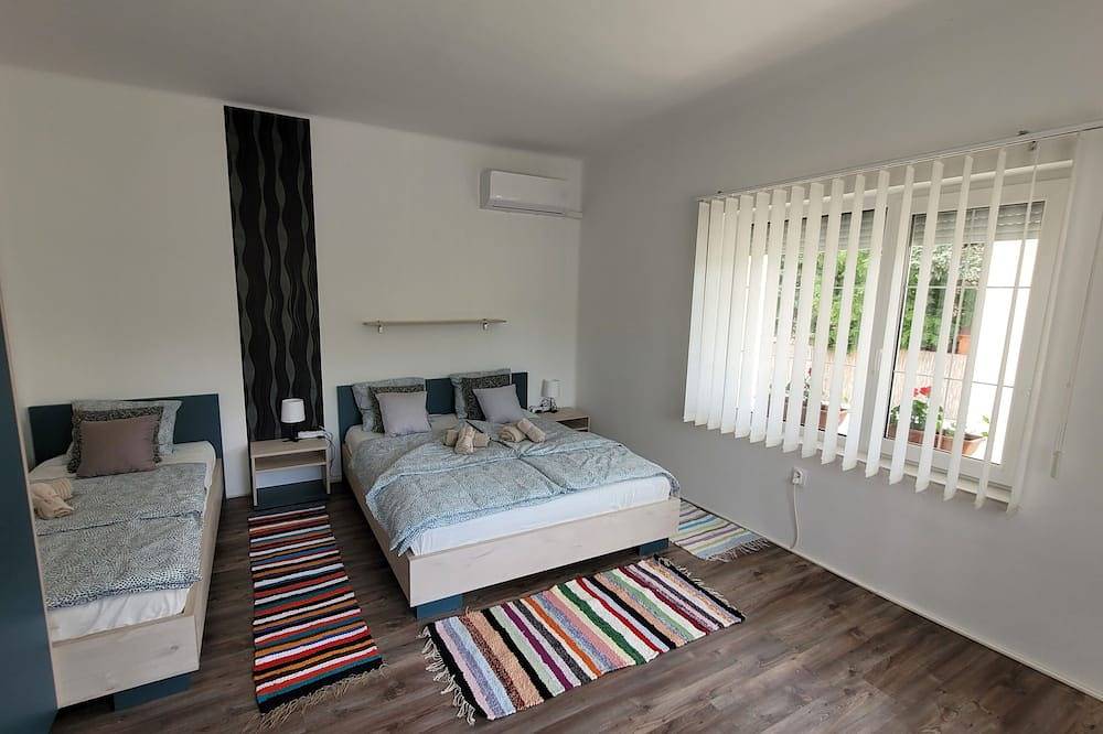 Sleeps 18 - Lakeview - House - Vonyarcvashegy in Vonyarcvashegy, Balaton Hochland Nationalpark