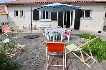 Location de vacances pour 6 personnes, avec jardin ainsi que terrasse et jacuzzi, animaux acceptés dans Hourtin Plage