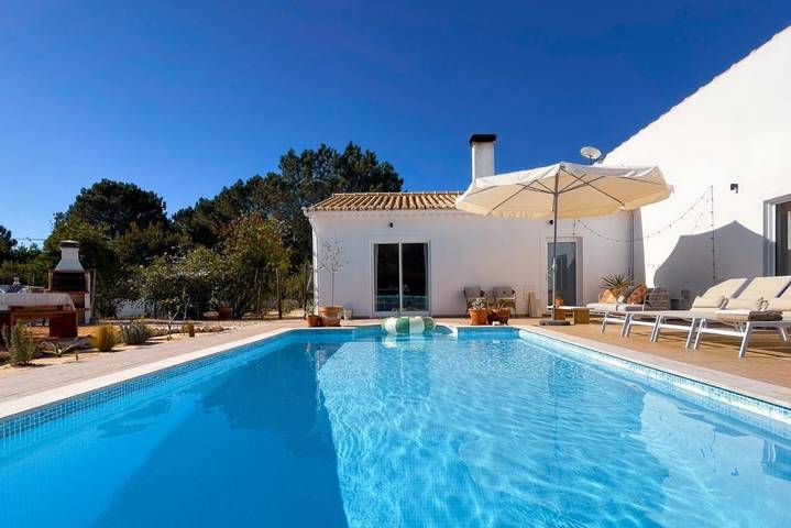 Villa para 6 pessoas, com jardim e terraço e ainda piscina em Aljezur