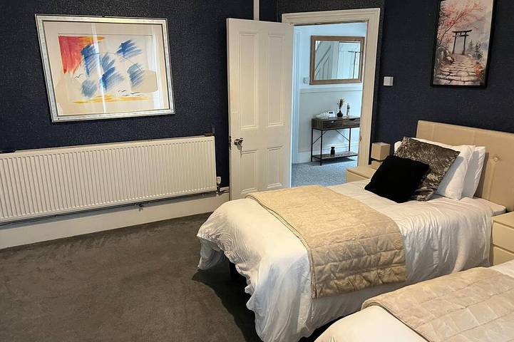 Elegant Victorian Home w/7 Bedrooms | Perfect for Work Crews & Family Gatherings in Darlaston, Walsall