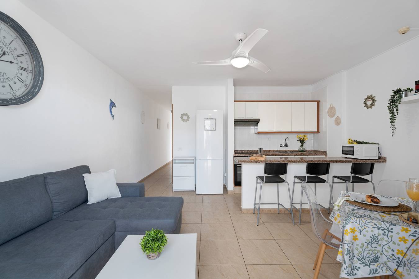 Entire apartment, Vacation Apartment 'Sunset Lux Las Floritas' with Shared Pool, Private Terrace and Wi-Fi in Playa de las Américas, Arona