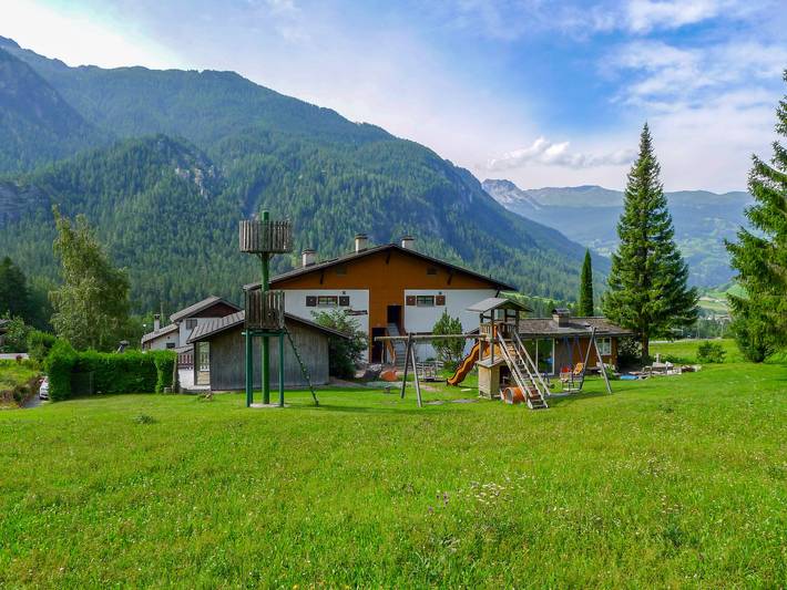 Ferienwohnung für 6 Personen, mit Balkon und Terrasse sowie Garten und Ausblick in Graubünden