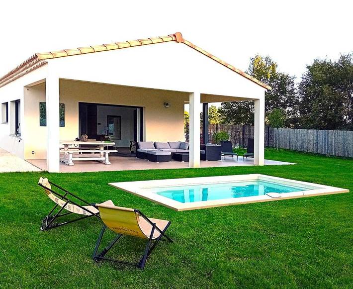 Location de vacances pour 6 personnes, avec vue ainsi que jardin et piscine à Fontarèches