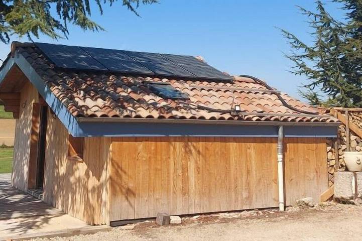 Gîte pour 2 personnes, avec Jacuzzi et Terrasse ainsi que Jardin et Piscine à Chasselay