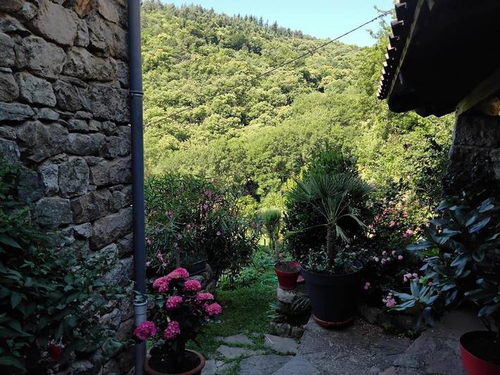 Location de vacances pour 2 personnes, avec jardin et vue, animaux acceptés à Genestelle - 2