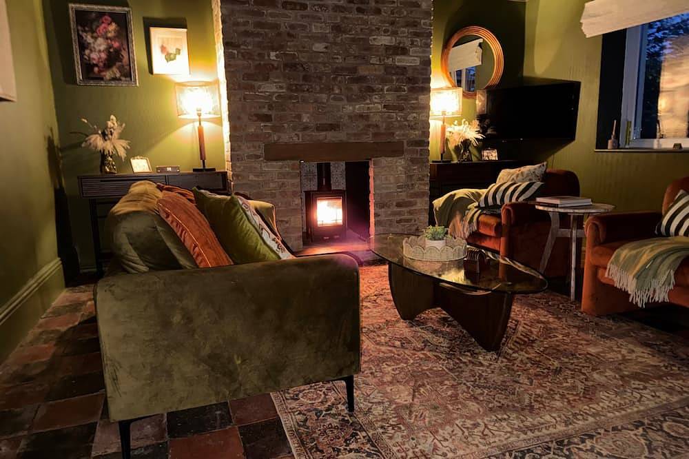 Llysawelon 2-Bed Cottage, Sleeps 4, Pets Ok in Carmarthenshire
