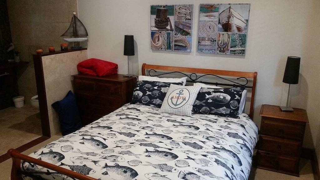 Absolute Waterfront: Turners River Haus Hawkesbury River. Wobby Strand in New South Wales