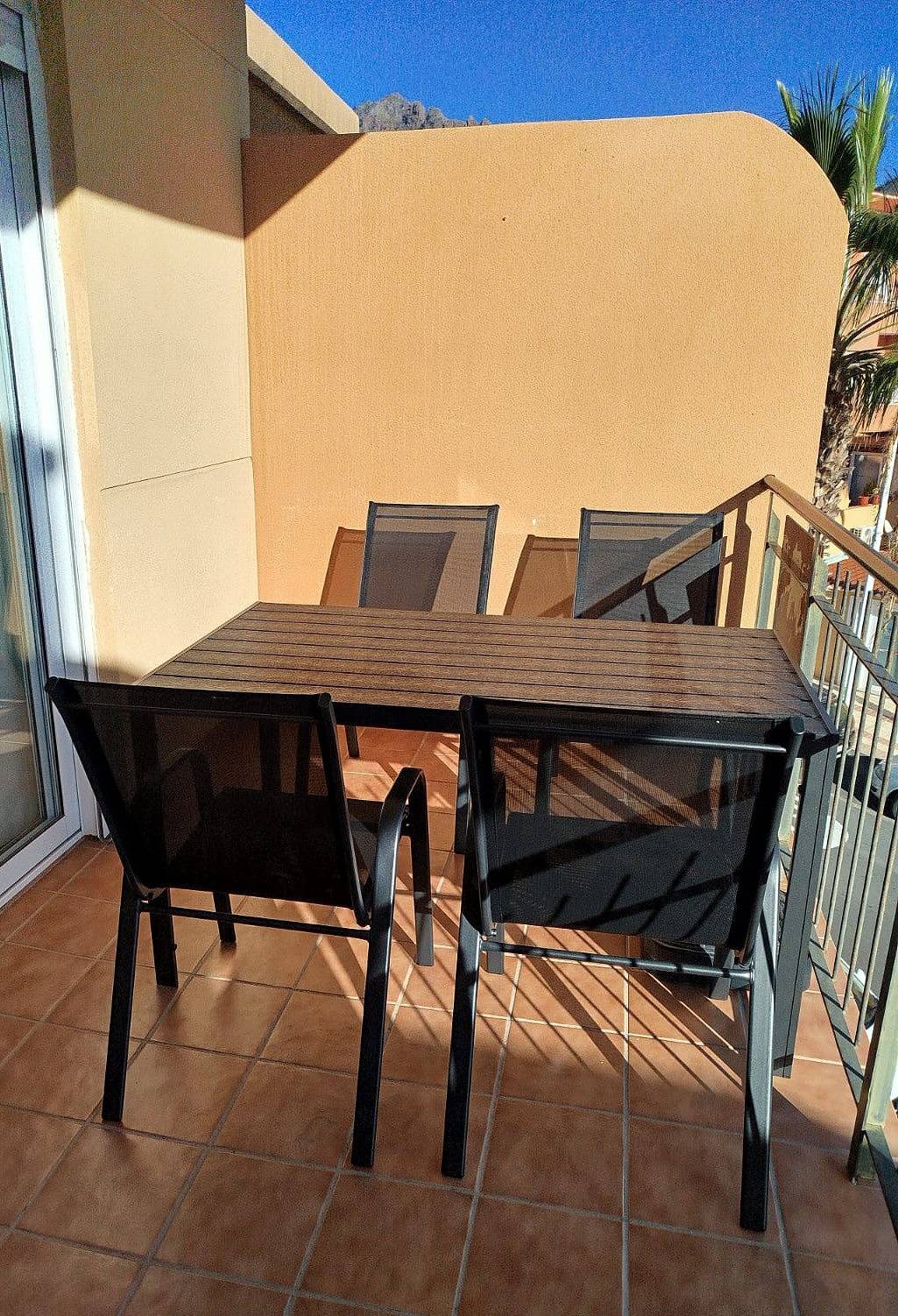 Apartamento entero, Vivienda vacacional con piscina, vista mar y Wifi fibra gratis in La Postura, Adeje