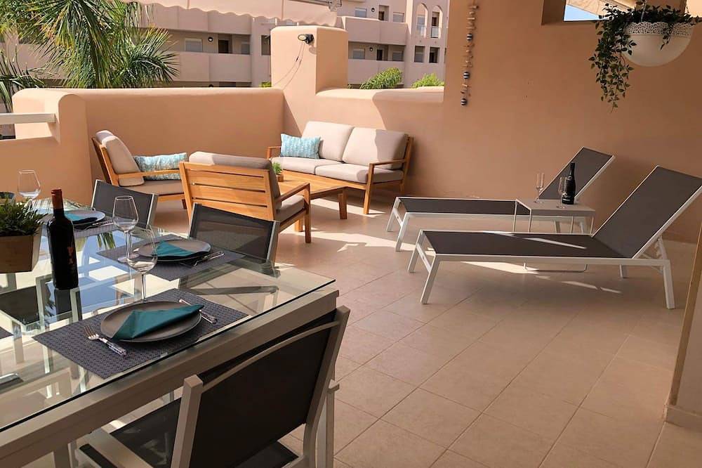 Ganze Wohnung, Neu !!! Luxuswohnung, 32 m2 Sonnenterrasse, Blick auf den Pool in Playa Paraíso, Adeje