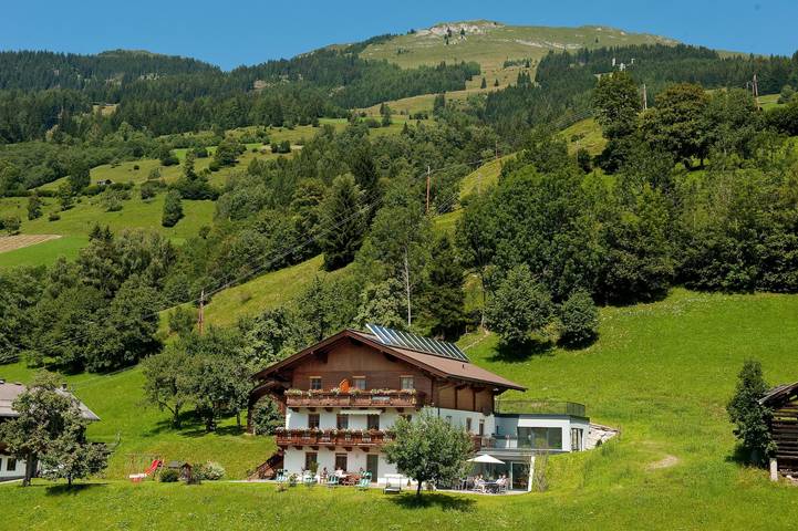 Ferienwohnung für 4 Personen, mit Balkon und Terrasse sowie Garten und Pool in Dorfgastein