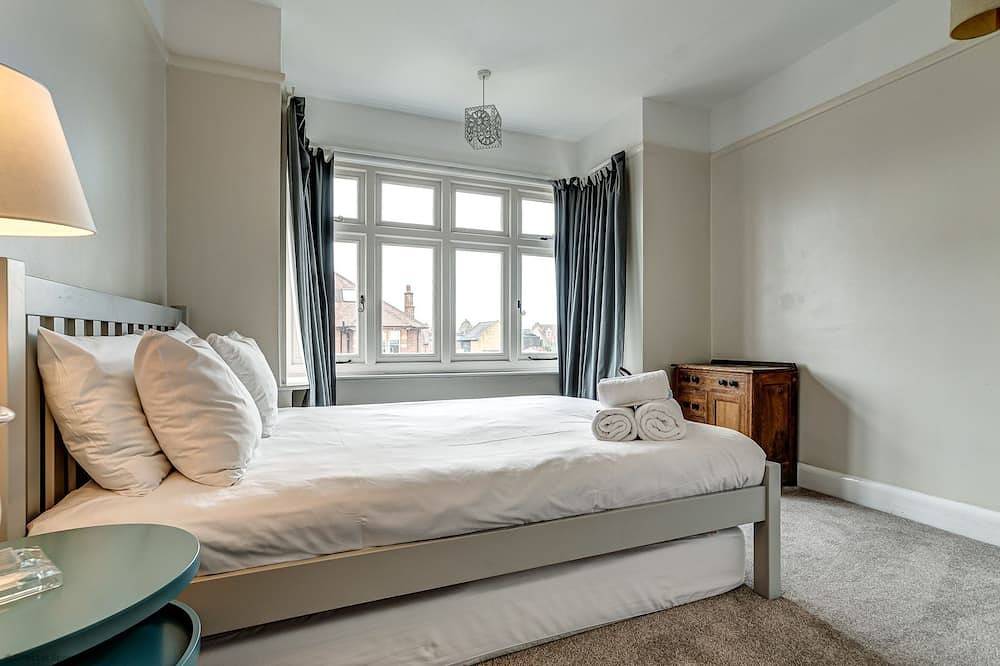 Lavender House | Oxford Holiday Let | 2 Bed & Sleeps 4 in Oxford, Oxfordshire