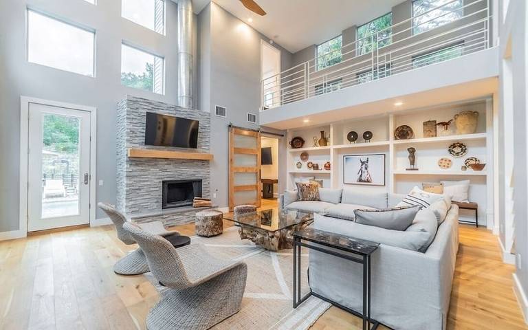 Vacation rental for 18 people, with hot tub and yard, with pets in Lake Austin