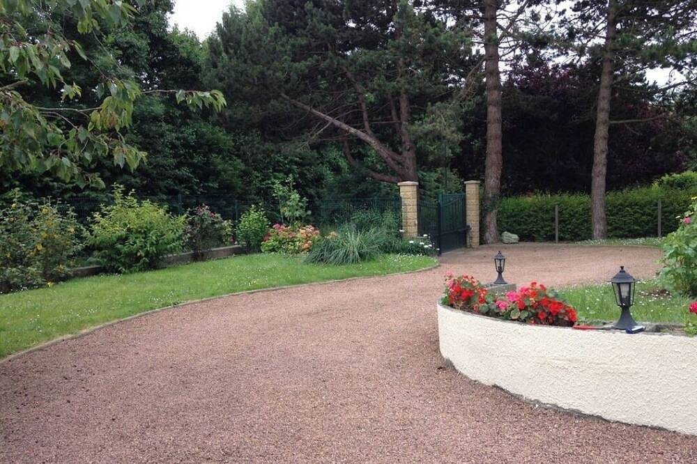 Norman house with garden near the landing beaches in Ver-sur-Mer, Bayeux region